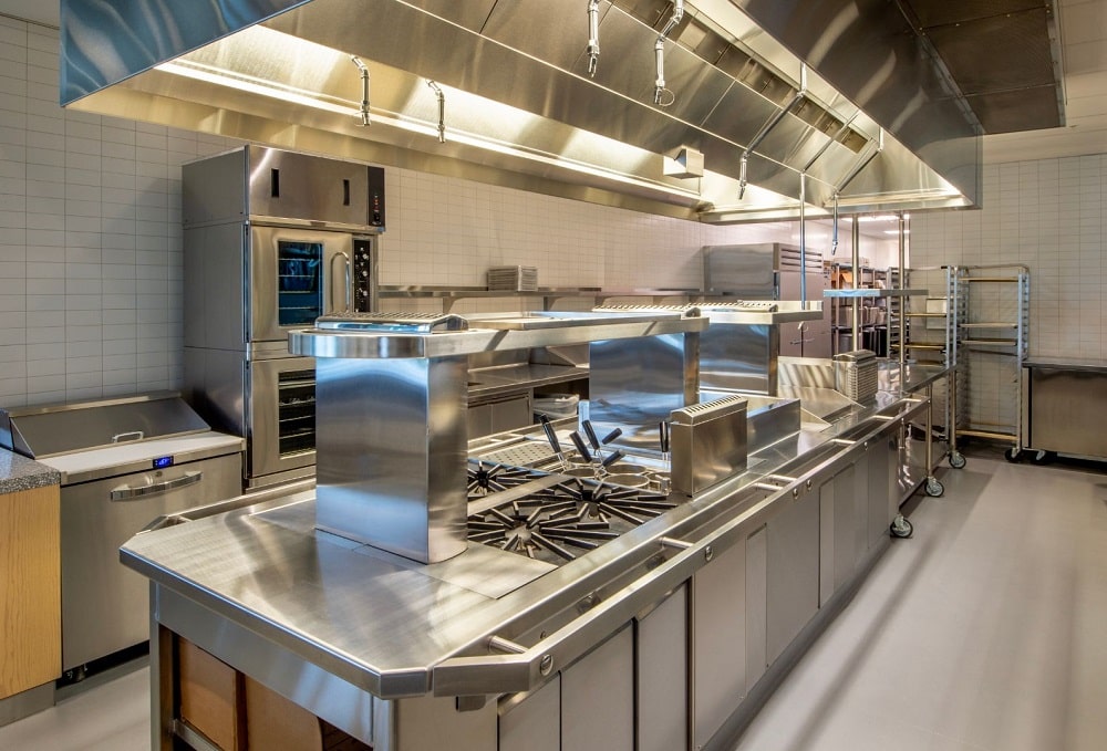 cucina professionale con arredamento acciaio inox su misura 3