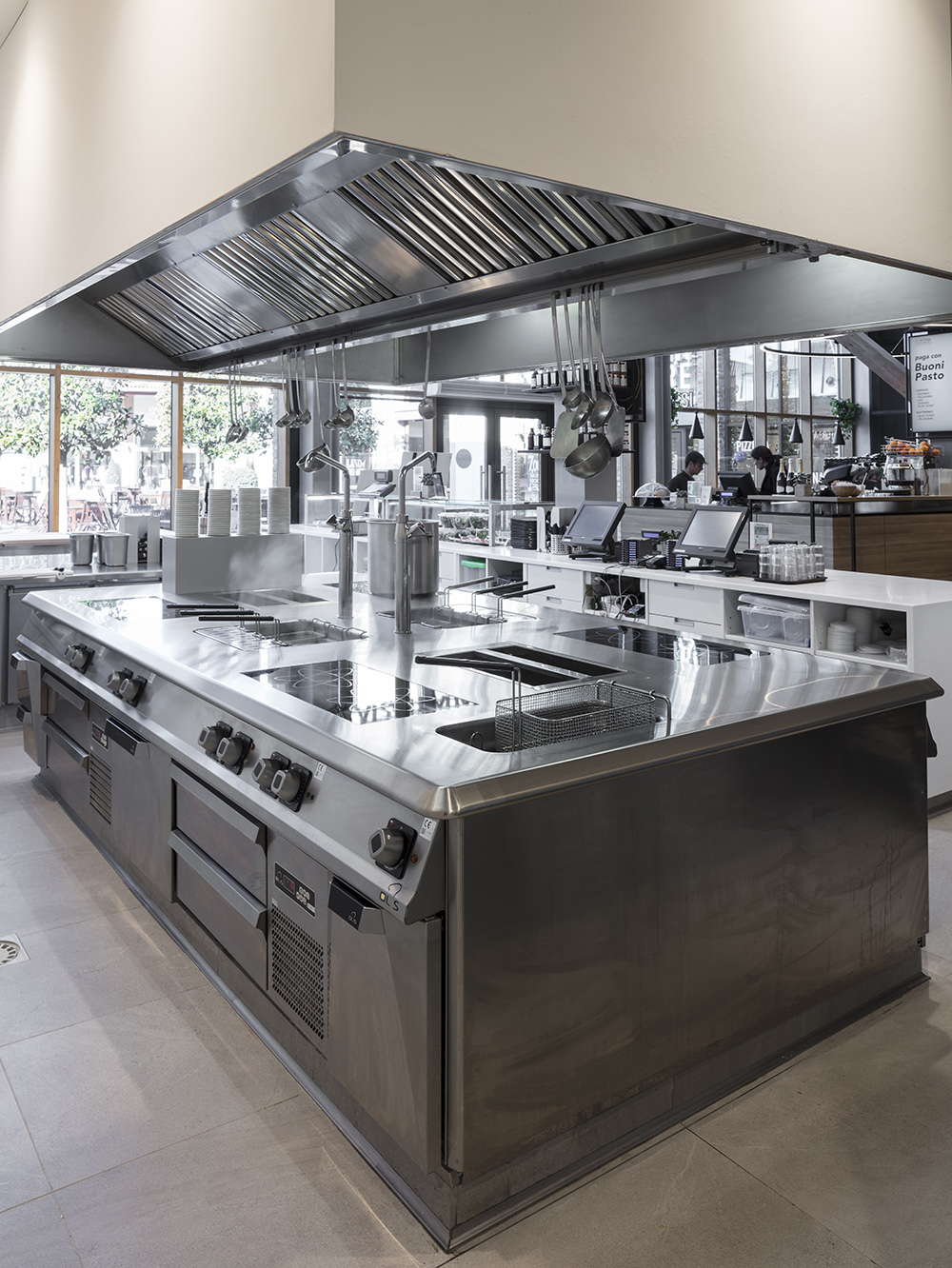 Tecnico durante assistenza tecnica cucine industriali multibrand 4