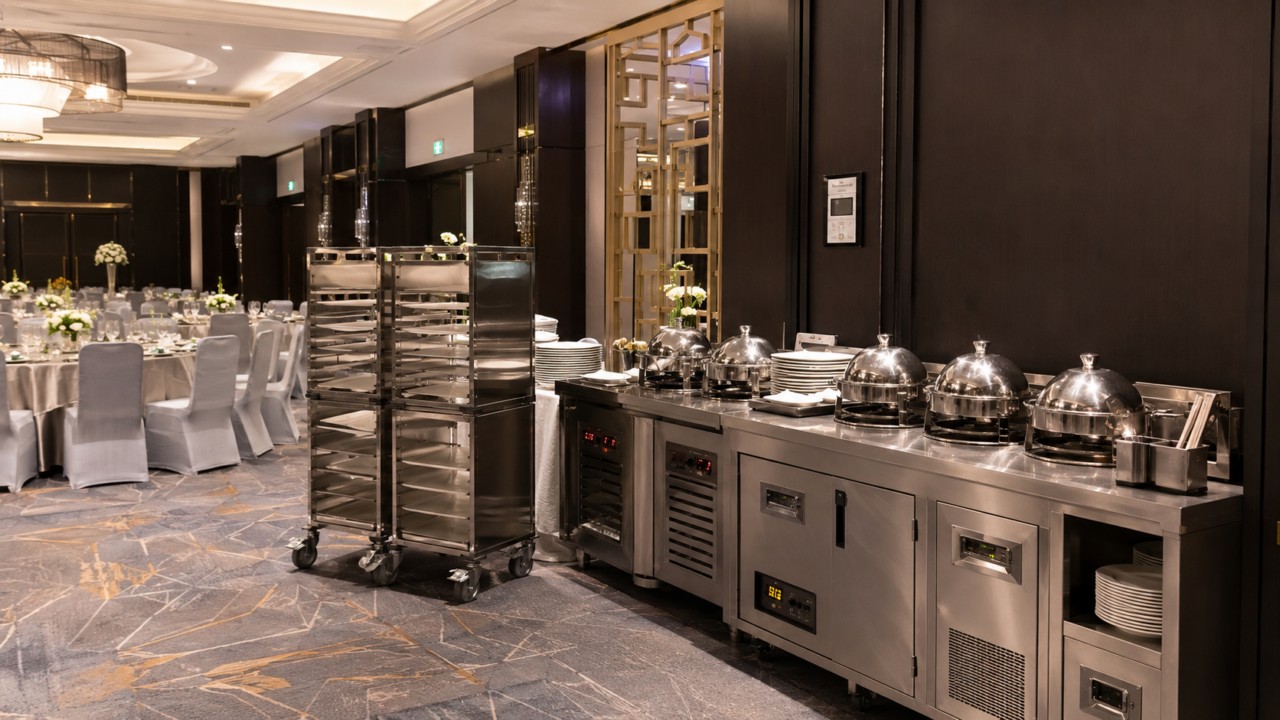 attrezzatura catering professionale per preparazione trasporto e servizio