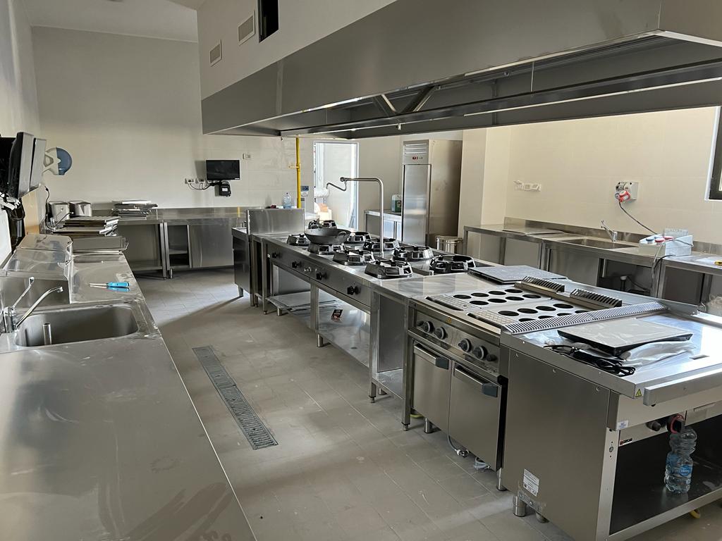 cucina professionale con arredamento acciaio inox su misura 2